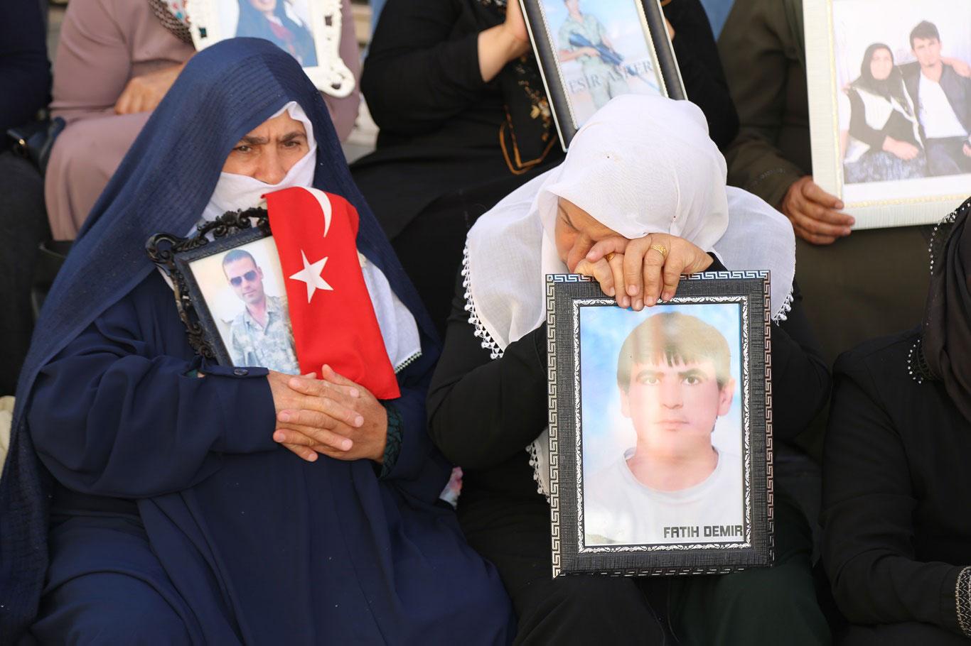Evlat nöbetindeki ailelerin umutlu bekleyişi 29'uncu gününde Evlat nöbetindeki ailelerin umutlu bekleyişi 29'uncu gününde